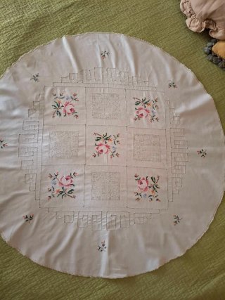 Centrotavola vintage ricamato a mano