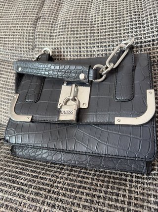 Bolso Guess Negro con Detalle de Candado