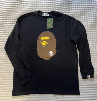 Camiseta manga larga BAPE negra.