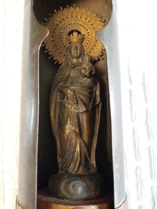 Antigua hornacina proyectil con Virgen del Pilar.