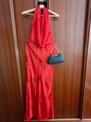 Vestido Rojo Largo incluye cartera negra.