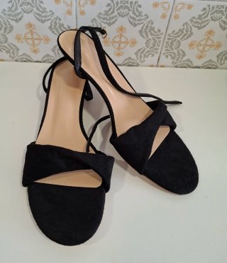 Sandalias Negras con Tira al Talón