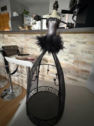 Joyero con forma de maniquí plumas