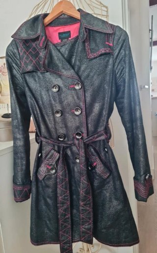 Gabardina Custo Negra con Detalles Rosa