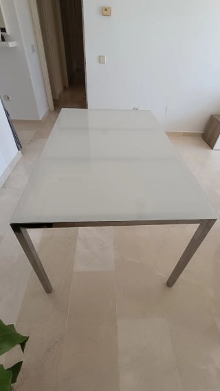 Tavolo da pranzo con piano in vetro