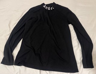 Camiseta negra unisex manga larga con cuello alto