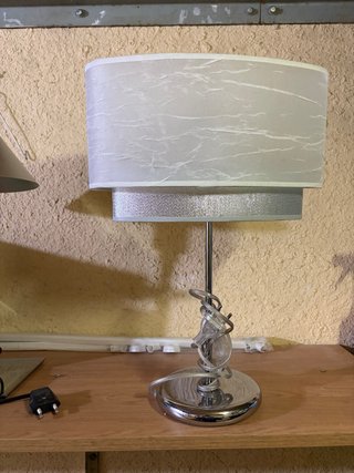 Lámpara de mesa con pantalla blanca