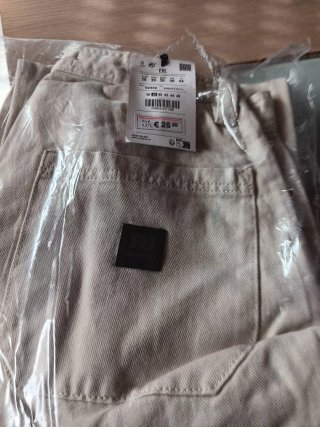 Pantalones Pull&Bear Beige Talla 40 y uno 38.