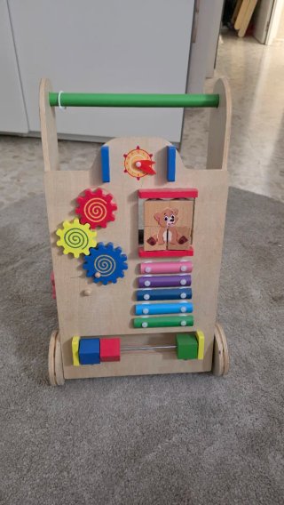 Andador de madera con actividades