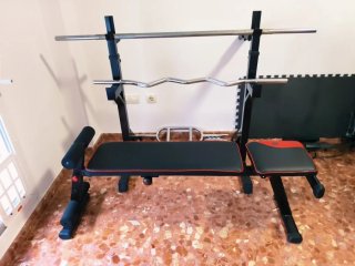 Set di palestra con panca e barre