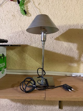 Lámpara de mesa metálica plateada