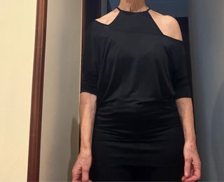 Camiseta negra con hombros descubiertos