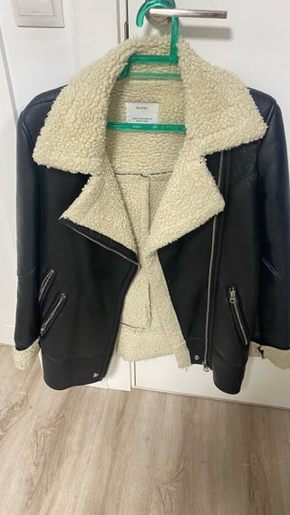 Cazadora Bershka efecto piel y borreguito