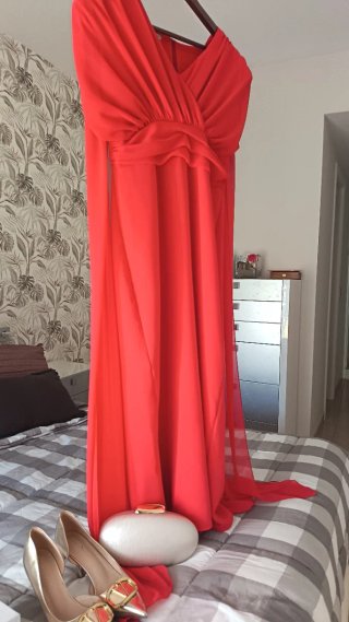 Vestido Rojo con Zapatos y Bolso