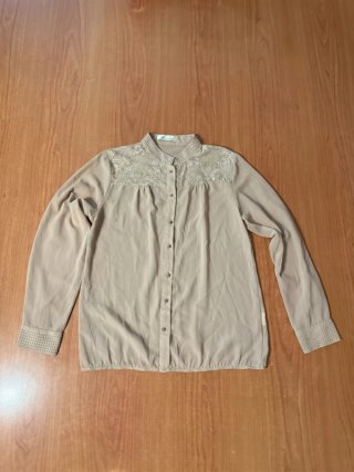 Blusa Beige con Encaje y Pedrería