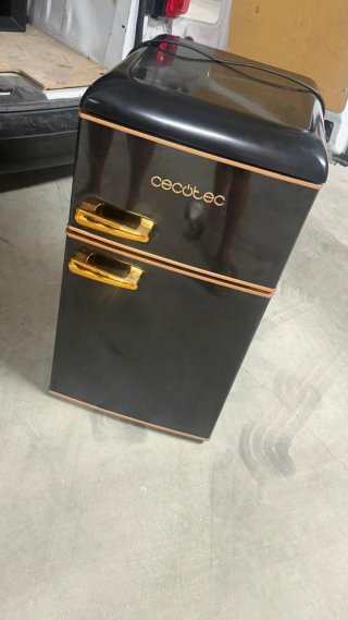 Nevera Retro Cecotec 86L Negra y Dorada