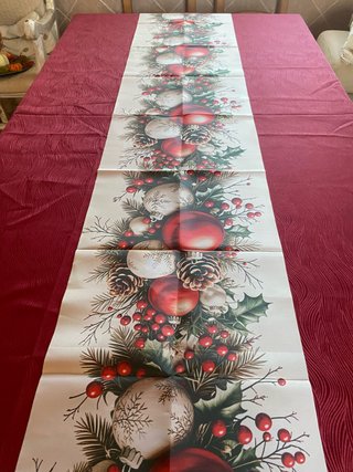 Camino de mesa navideño. Mide 1,8*35. Es nuevo