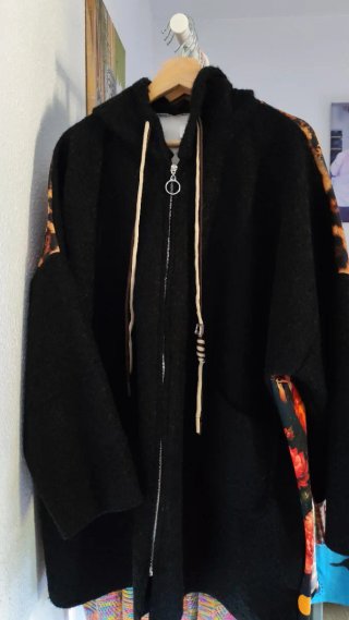 Abrigo Negro con Detalles Estampados