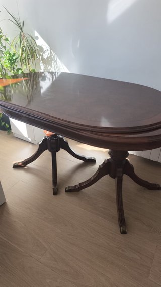 Mesa de comedor de madera
