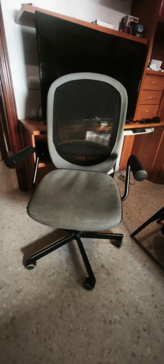 Silla de ordenador ergonómica.