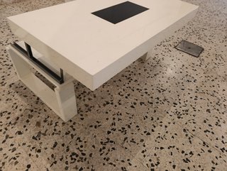Mesa de centro elevable contemporánea.