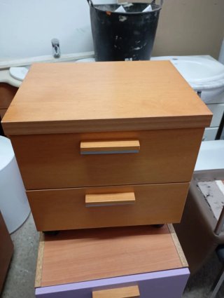 Mesita de noche de madera