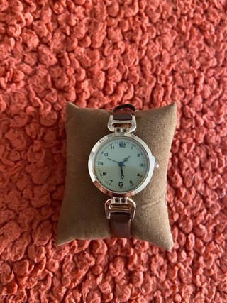 Reloj de pulsera con correa marrón