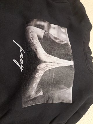 Sudadera Negra con Estampado