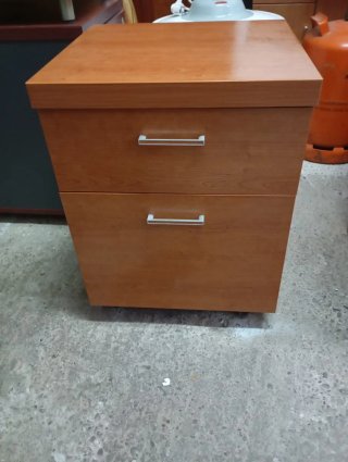 Mesita de noche de madera
