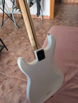 Guitarra Eléctrica Squier Bullet Stratocaster