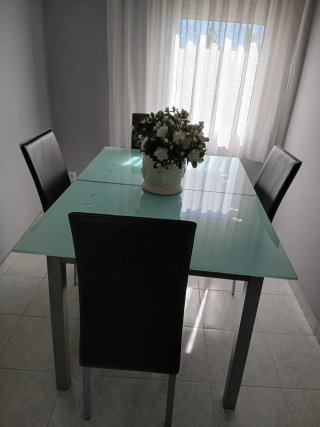 Mesa de comedor con 4 sillas