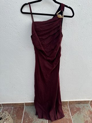 Vestido largo asimétrico color burdeos S Zara