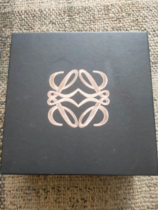 Caja Loewe Negra