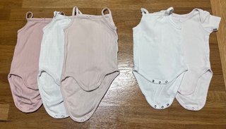 Lote de 5 bodies para bebé de 80 cm