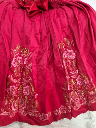 Falda de fallera roja con bordados