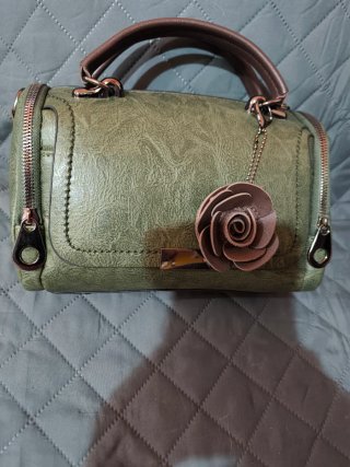 Bolso de mano verde oliva con detalle de flor