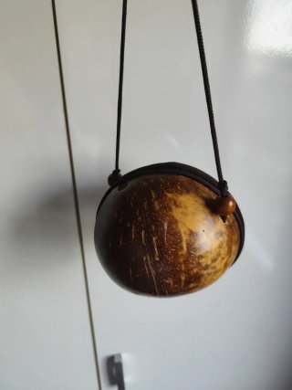 Bolso pequeño artesanal de coco