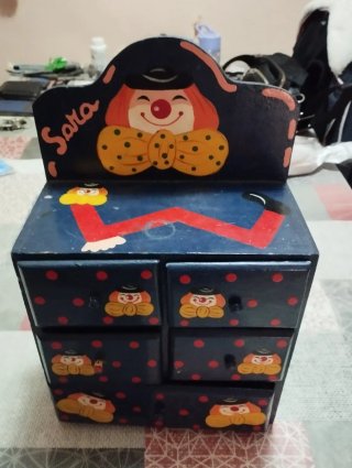 Joyero de madera vintage con diseño de payaso.