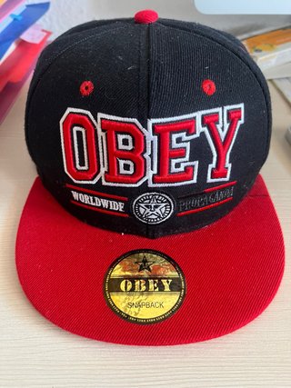 Gorra Snapback Obey Negra y Roja
