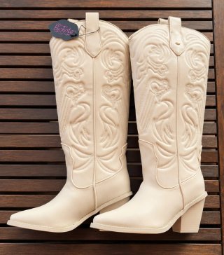 Botas cowboy Bichota by Blogger Fergie beige