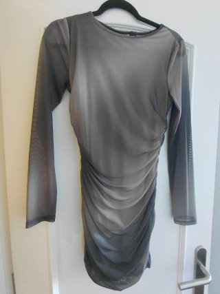 Vestido corto de manga larga transparente