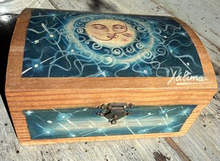 Caja de madera pintada a mano