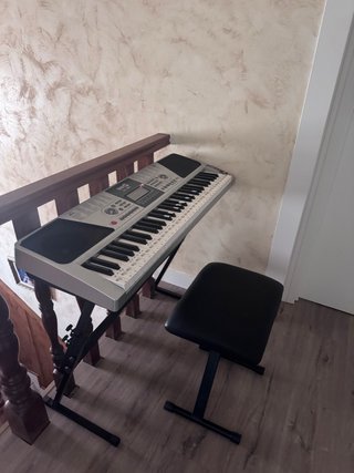 Tastiere elettroniche con supporto e sgabello