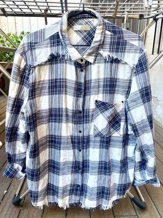 Camisa de cuadros azul y blanca