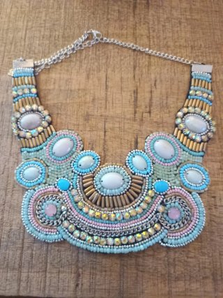 Collar de cuentas multicolor