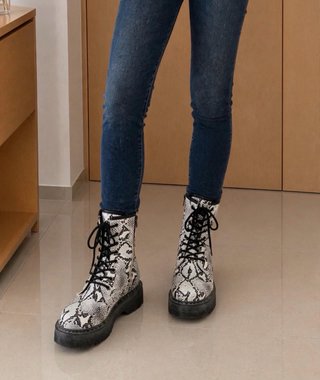 Botas con estampado de serpiente