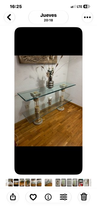 Recibidor con columnas y estantes de cristal