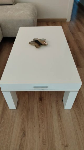 Mesa blanca de sofá para salón.