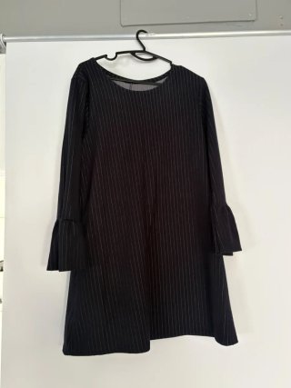 Vestido Negro con Rayas Verticales