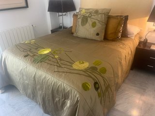 Cubre cama con detalles decorativos